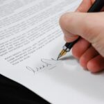 ¿Cómo cobrar una deuda sin ofender? 5 document agreement documents sign 48148